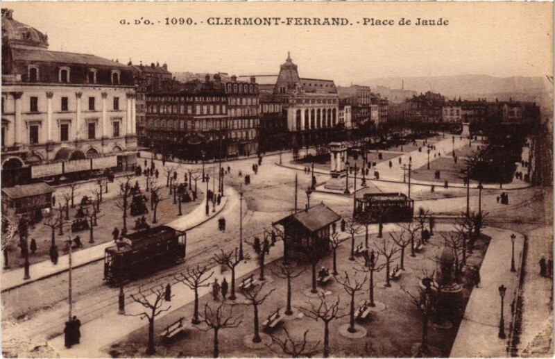 Carte postale ancienne Clermont-Ferrand Place de Jaude France à Clermont-Ferrand
