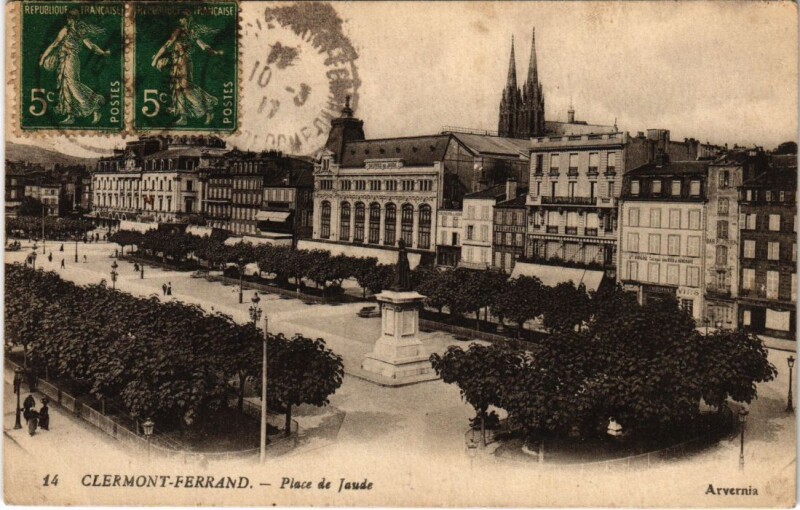 Carte postale ancienne Clermont-Ferrand Place de Jaude France à Clermont-Ferrand