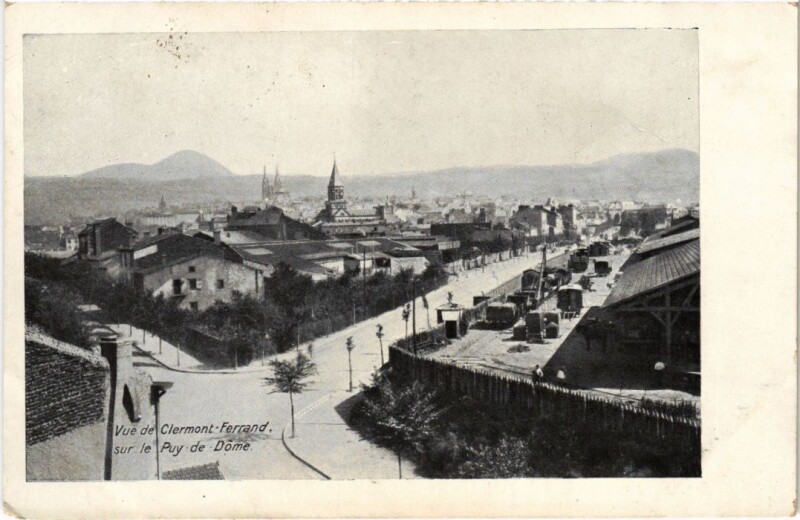 Carte postale ancienne Clermont-Ferrand Vue sur le Puy de Dome France à Clermont-Ferrand