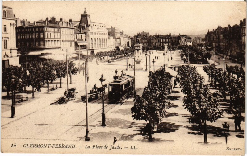 Carte postale ancienne Clermont-Ferrand La Place de Jaude France à Clermont-Ferrand