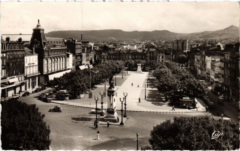Carte postale ancienne Clermont-Ferrand Place de Jaude France à Clermont-Ferrand