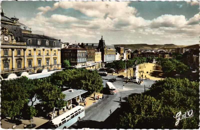 Carte postale ancienne Clermont-Ferrand Place de Jaude France à Clermont-Ferrand
