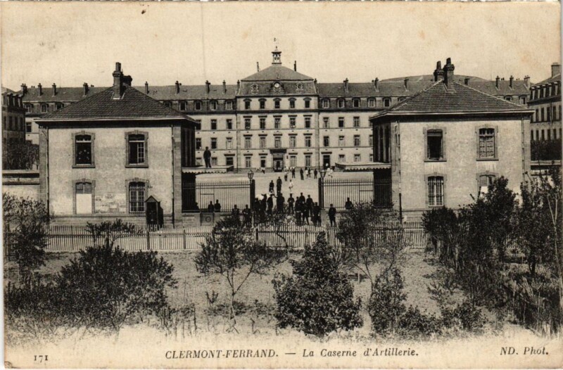 Carte postale ancienne Clermont-Ferrand La Caserne d'Artillerie France à Clermont-Ferrand