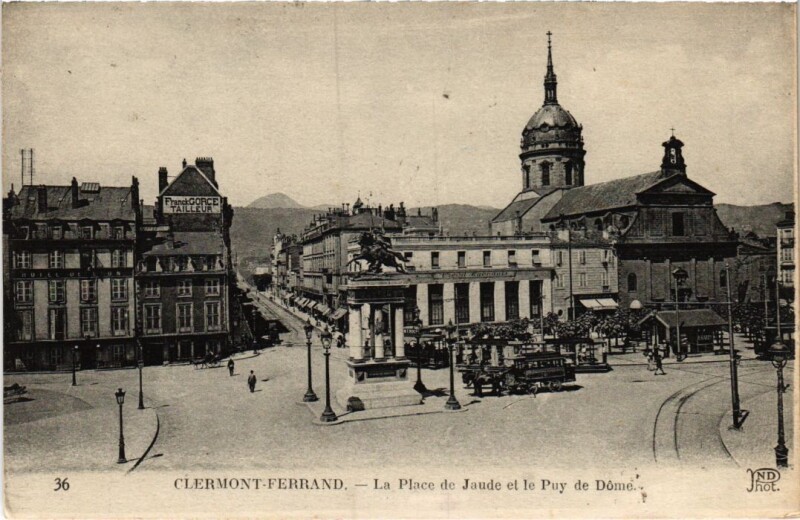 Carte postale ancienne Clermont-Ferrand La Place de Jaude France à Clermont-Ferrand