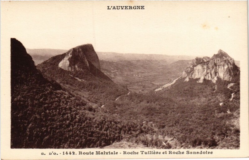 Carte postale ancienne Puy de Dome Route Malviare, Roche Tuiliere France