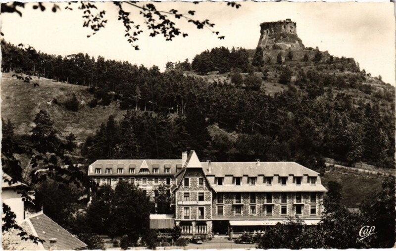 Carte postale ancienne Murol Le Touring Hotel, Le Parc et le Chateau France à Murol