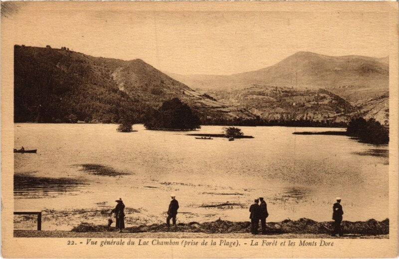 Carte postale ancienne Lac Chambon La Foret et les Monts Dore France