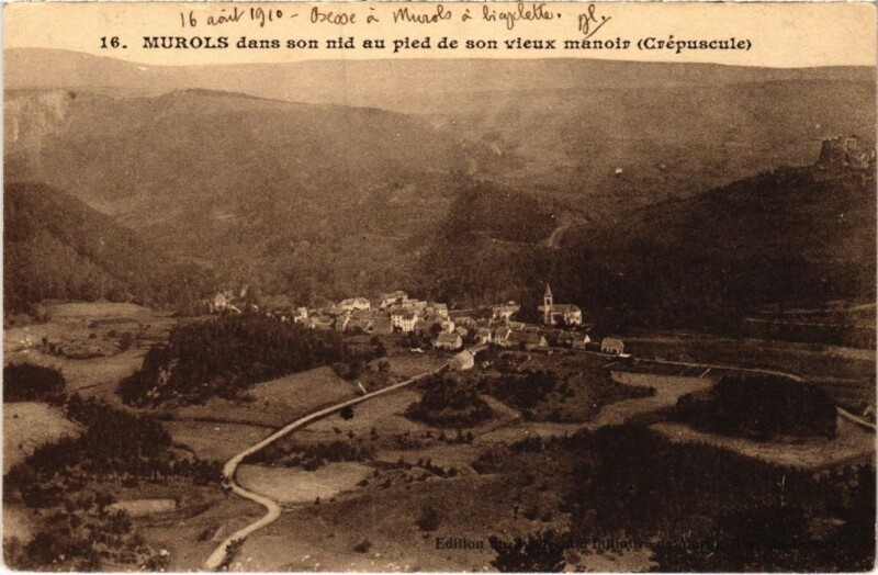 Carte postale ancienne Murols dans son nid au pied de son vieux manoir France à Murol