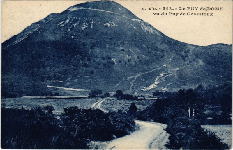 Carte postale ancienne Puy de Dome vu du Puy de Genestoux France