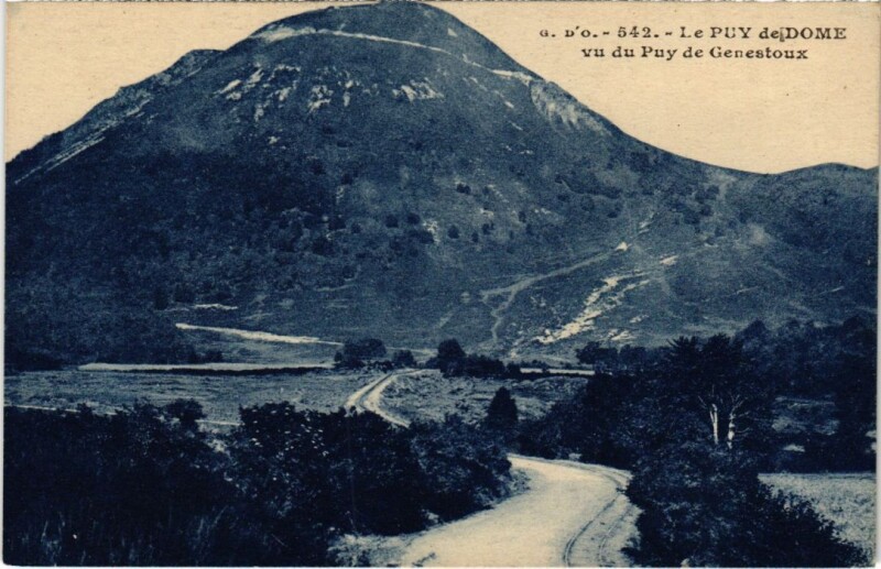 Carte postale ancienne Puy de Dome vu du Puy de Genestoux France