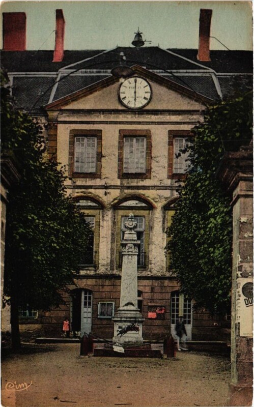 Carte postale ancienne Combronde L'Hotel de Ville et le Monument France à Combronde