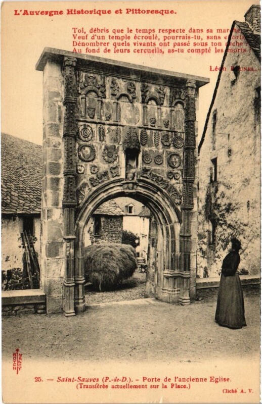 Carte postale ancienne Saint-Sauves Porte de l'ancienne Eglise France