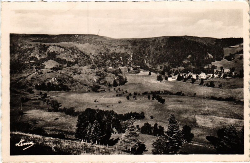 Carte postale ancienne Anzat le Luguet Le Village d'Artout et sa Vallee France à Anzat-le-Luguet