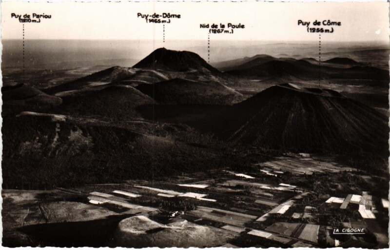 Carte postale ancienne Puy de Dome et la Chaine des Domes France