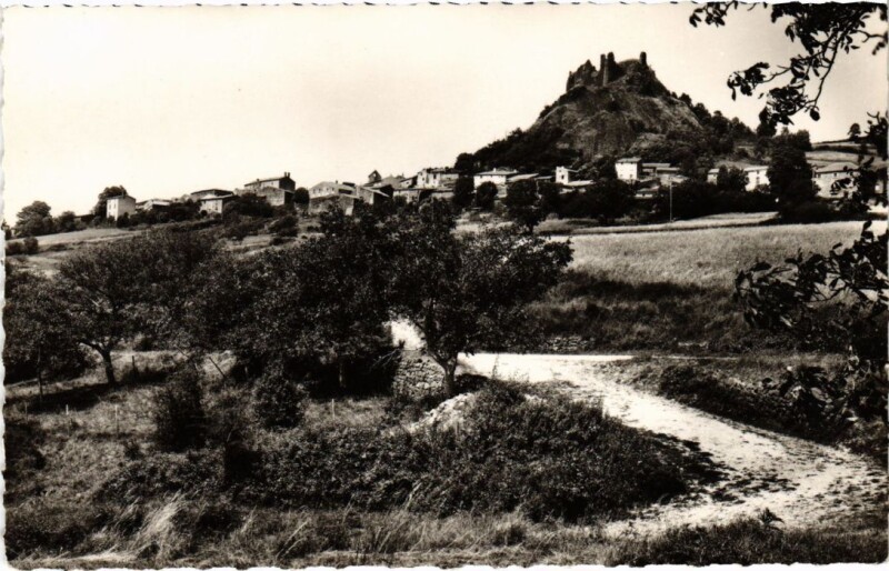 Carte postale ancienne Vic le Comte Vue sur Yronde et Buron France à Vic-le-Comte