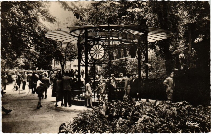 Carte postale ancienne Chatel-Guyon La Source Louise France