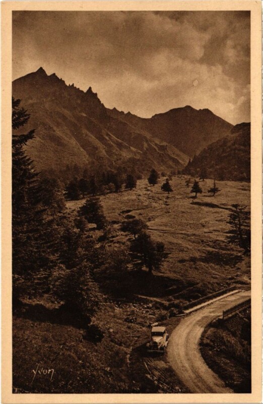 Carte postale ancienne Mont-Dore La Vallee d'Enfer et les Aiguilles du Diable France à Mont-Dore