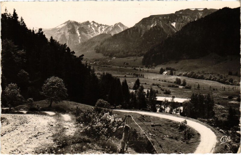 Carte postale ancienne Mont-Dore Vue sur le Pic du Sancy France à Mont-Dore
