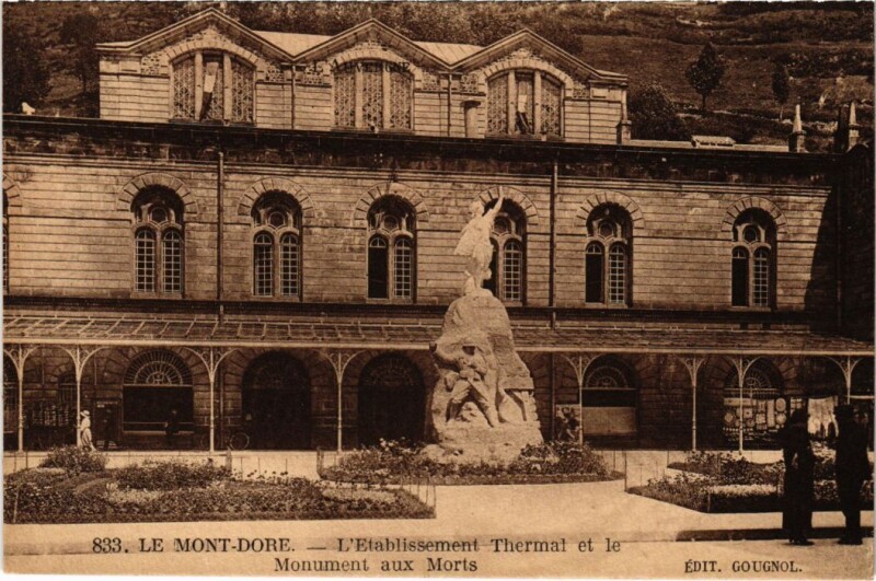 Carte postale ancienne Mont-Dore L'Etablissement Thermal et le Mon. aux Morts France à Mont-Dore