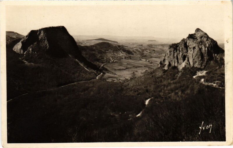 Carte postale ancienne Mont-Dore Les roches Sanadoire et Tuiliere France à Mont-Dore