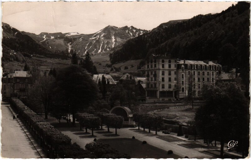 Carte postale ancienne Mont-Dore Le Parc et l'Hotel des Sapins France à Mont-Dore
