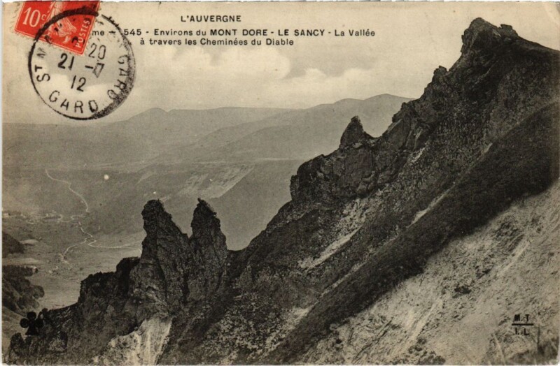 Carte postale ancienne Mont-Dore La Vallee a travers les Cheminees du Diable France à Mont-Dore