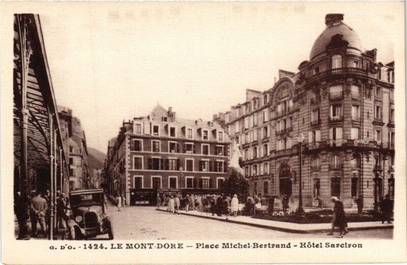 Carte postale ancienne Mont-Dore Place Michel-Bertrand, Hotel Sarciron France à Mont-Dore