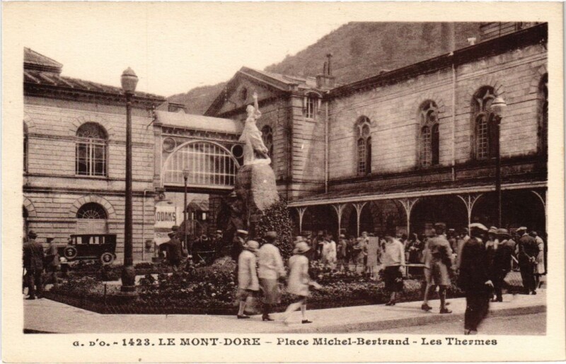 Carte postale ancienne Mont-Dore Place Michel-Bertrand - Les Thermes France à Mont-Dore