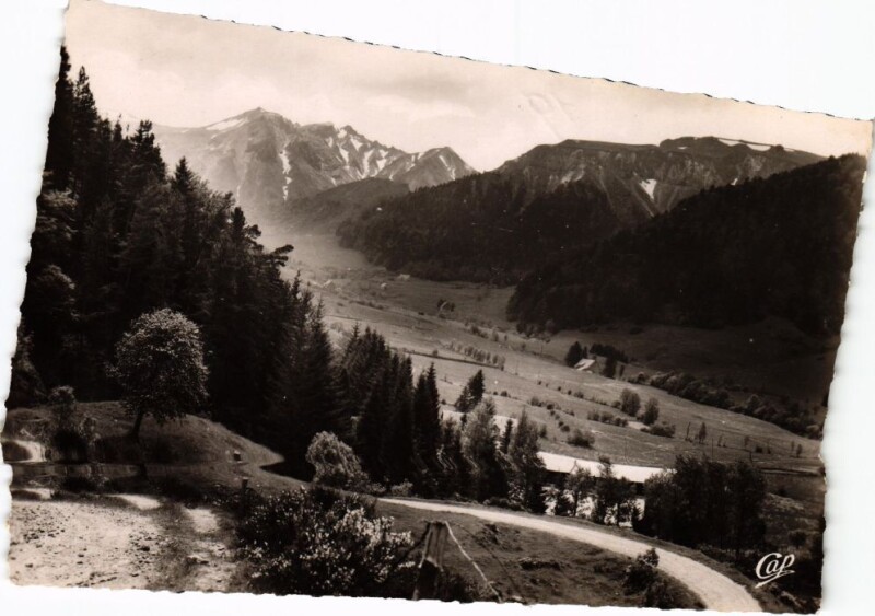 Carte postale ancienne Mont-Dore Vue sur le Pic du Sancy France à Mont-Dore