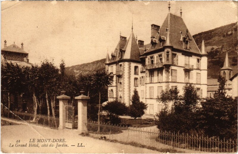Carte postale ancienne Mont-Dore Le Grand Hotel, cote du Jardin France à Mont-Dore