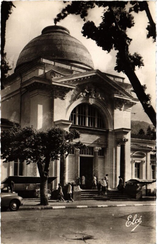 Carte postale ancienne La Bourboule Entree de l'Etablissement Thermal France à La Bourboule