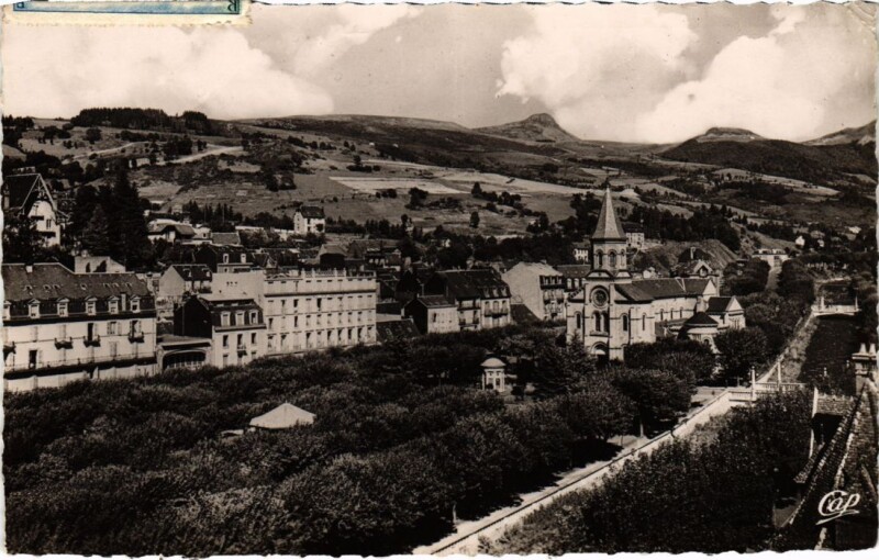 Carte postale ancienne La Bourboule L'Eglise et la Dordogne France à La Bourboule