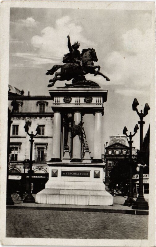 Carte postale ancienne Clermont-Ferrand Statue de Vercingetorix France à Clermont-Ferrand