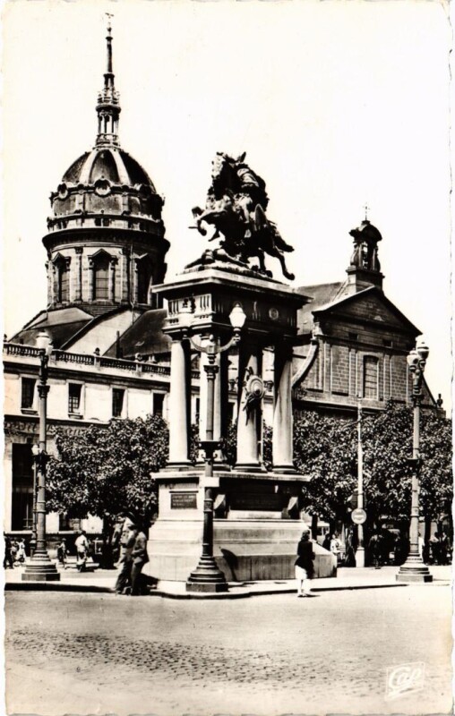 Carte postale ancienne Clermont-Ferrand Statue et Eglise des Minimes France à Clermont-Ferrand