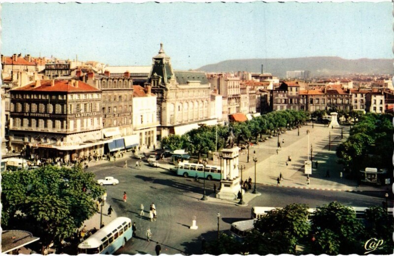 Carte postale ancienne Clermont-Ferrand Place de Jaude France à Clermont-Ferrand