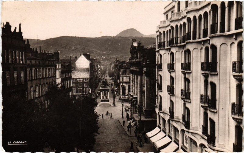 Carte postale ancienne Clermont-Ferrand Le theatre, l'avenue de Royat France à Clermont-Ferrand