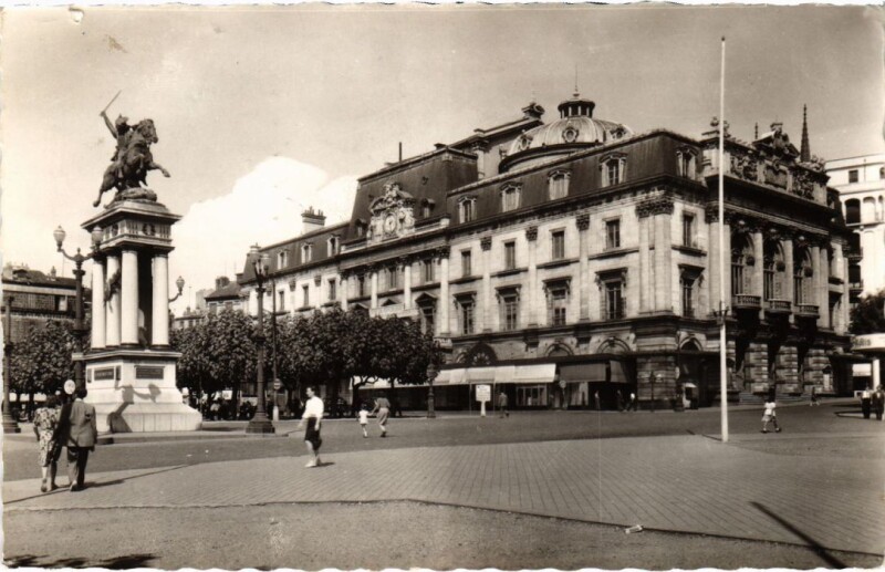 Carte postale ancienne Clermont-Ferrand Le Theatre et le Mon de Vercingetorix France à Clermont-Ferrand