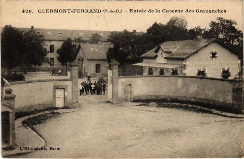 Carte postale ancienne Clermont-Ferrand Entree de la Caserne des Gravanches France à Clermont-Ferrand