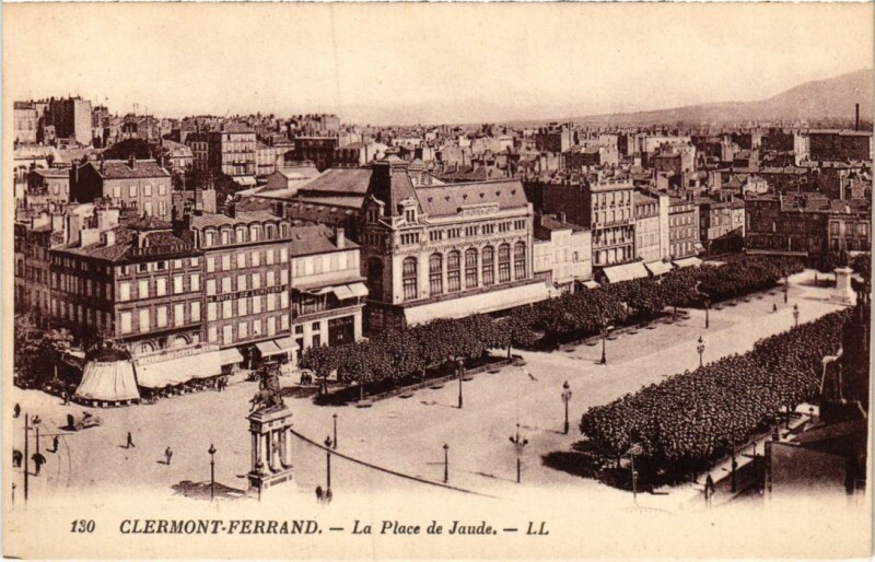 Carte postale ancienne Clermont-Ferrand La Place de Jaude France à Clermont-Ferrand