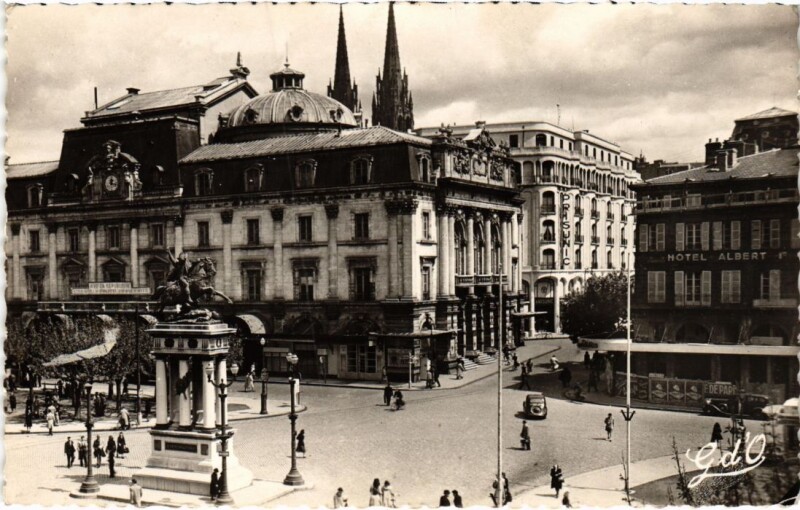 Carte postale ancienne Clermont-Ferrand Place de Jaude, Monument Vercingetorix France à Clermont-Ferrand