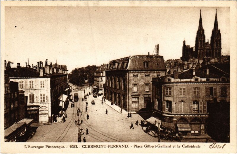 Carte postale ancienne Clermont-Ferrand Place Gilbert-Gaillard et la Cathedrale France à Clermont-Ferrand