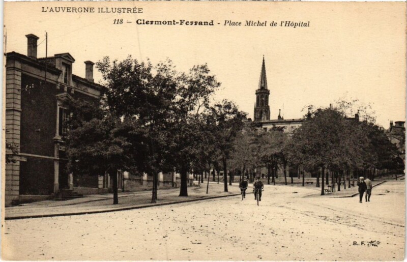 Carte postale ancienne Clermont-Ferrand Place Michel de l'Hopital France à Clermont-Ferrand