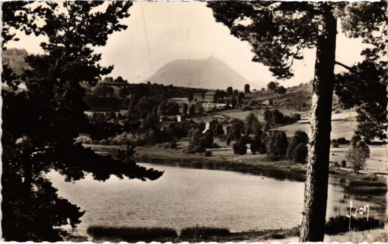 Carte postale ancienne Clermont-Ferrand La Cassiere et le Puy de Dome France à Clermont-Ferrand