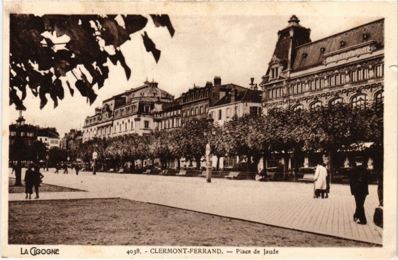 Carte postale ancienne Clermont-Ferrand Place de Jaude France à Clermont-Ferrand