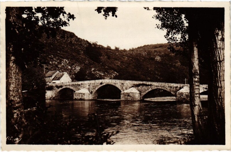 Carte postale ancienne Pont d'Menat Le vieux pont de Menat France à Menat