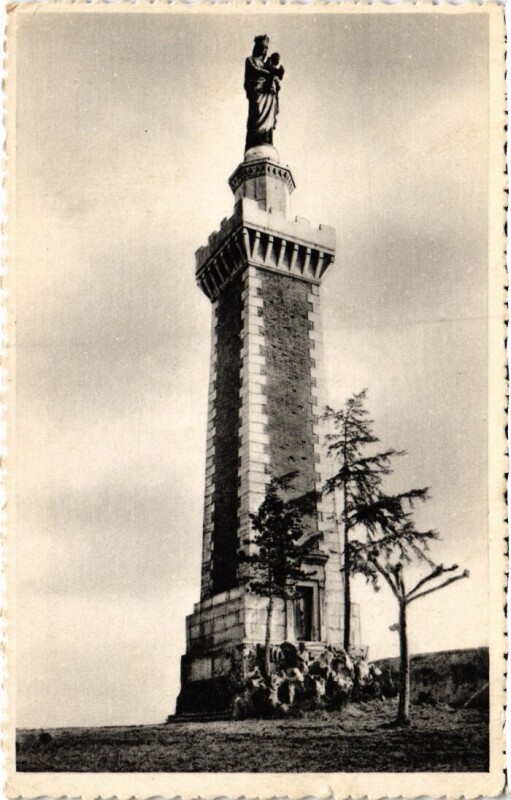 Carte postale ancienne La Vierge de Pipet en pierre de Volvic France à Volvic