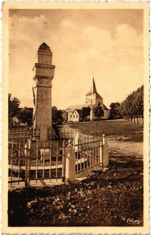 Carte postale ancienne St.Maurice de Pionsat Monument aux Morts, L'Eglise France à Pionsat