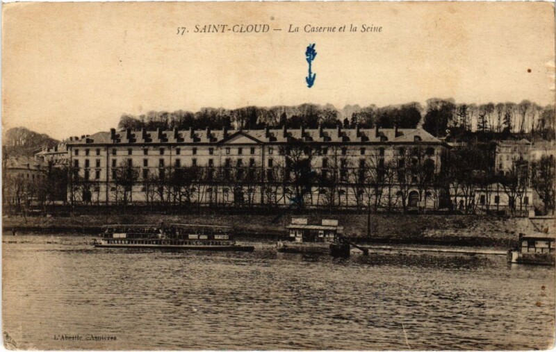 Carte postale ancienne Saint Cloud La Caserne et la Seine à Saint-Cloud