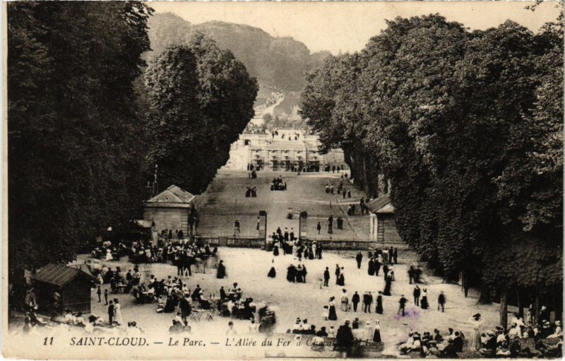 Carte postale ancienne Saint Cloud Le Parc Allee du Fer à Saint-Cloud