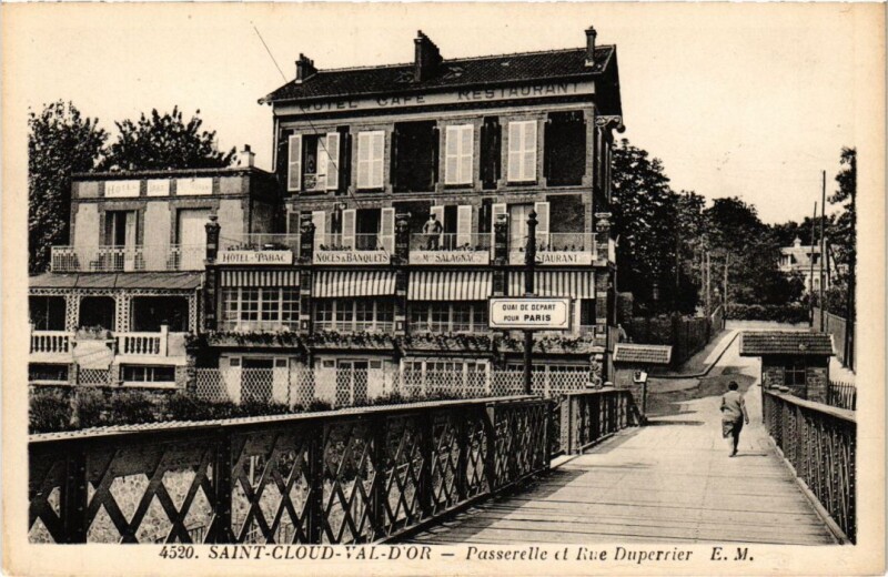 Carte postale ancienne Saint Cloud Passerelle et Rue Duperrier à Saint-Cloud